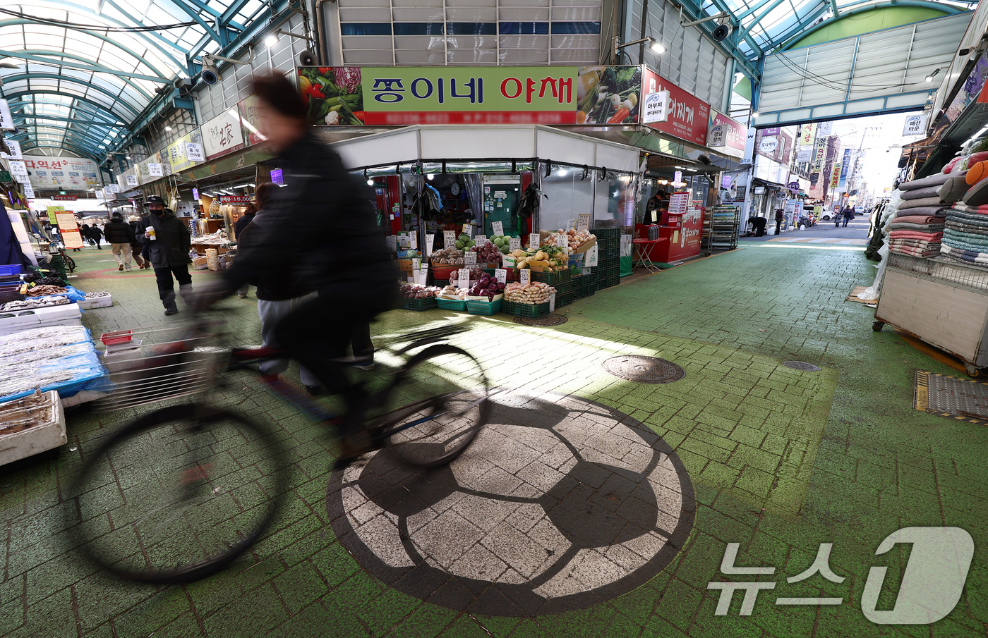 (서울=뉴스1) 김민지 기자 = 내수 소비를 보여주는 소매판매가 지난 10월 추석 명절과 2차 민생회복 소비쿠폰 효과 등에 따른 기저효과로 3%대 감소하며 21개월 만에 가장 큰 …