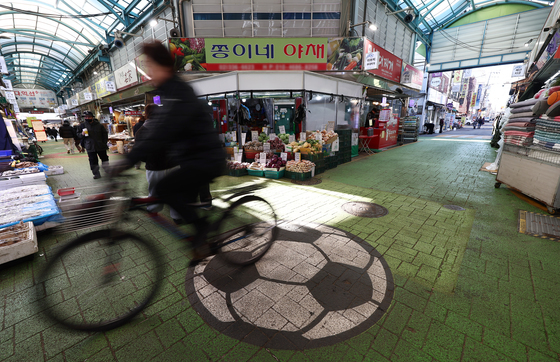 '명절특수' 걷힌 소비 21개월 만에 급감