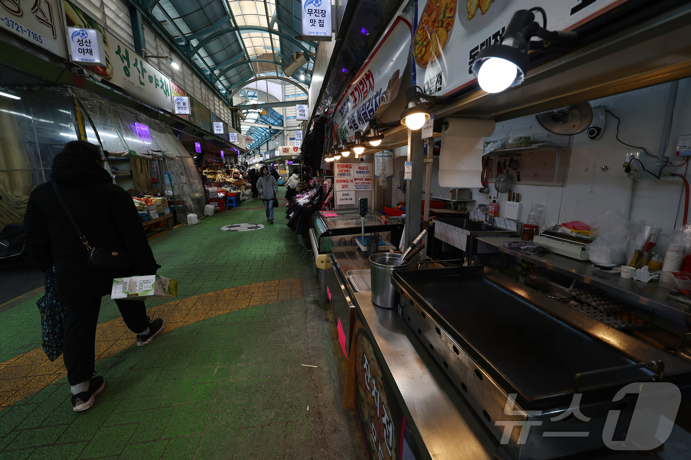 (서울=뉴스1) 김민지 기자 = 내수 소비를 보여주는 소매판매가 지난 10월 추석 명절과 2차 민생회복 소비쿠폰 효과 등에 따른 기저효과로 3%대 감소하며 21개월 만에 가장 큰 …