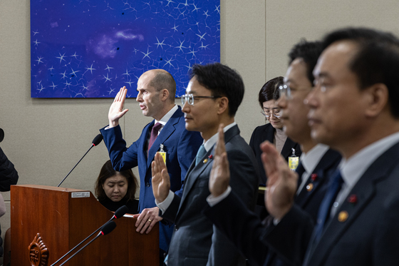 쿠팡 연석 청문회 증인 선서하는 해롤드 로저스 대표