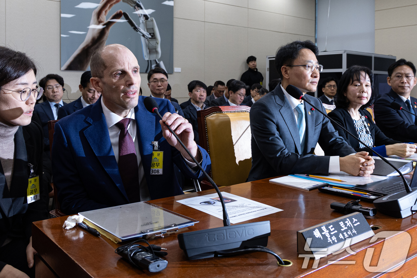 (서울=뉴스1) 이승배 기자 = 해롤드 로저스 쿠팡 대표이사가 30일 서울 여의도 국회에서 열린 제430회국회(임시회) 쿠팡 침해사고 및 개인정보 유출, 불공정 거래, 노동환경 실 …