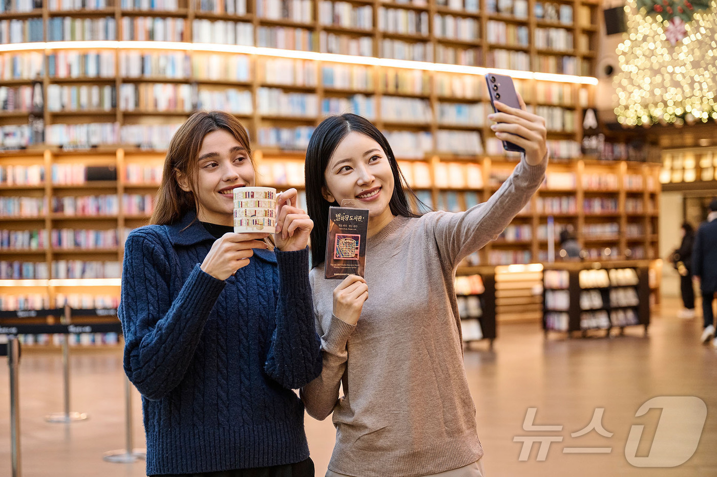 (서울=뉴스1) = 스타필드 코엑스몰 별마당 도서관이 글로벌 여행 플랫폼 트립닷컴 그룹의 ‘2025 관광혁신상’ 수상을 기념해 별마당 도서관의 공간 경험을 담은 머그컵, 그릇, 노 …