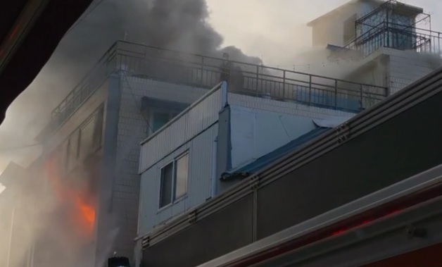 광주 충장로 상가 화재…옥상 대피 2명 연기흡입 이송(종합)