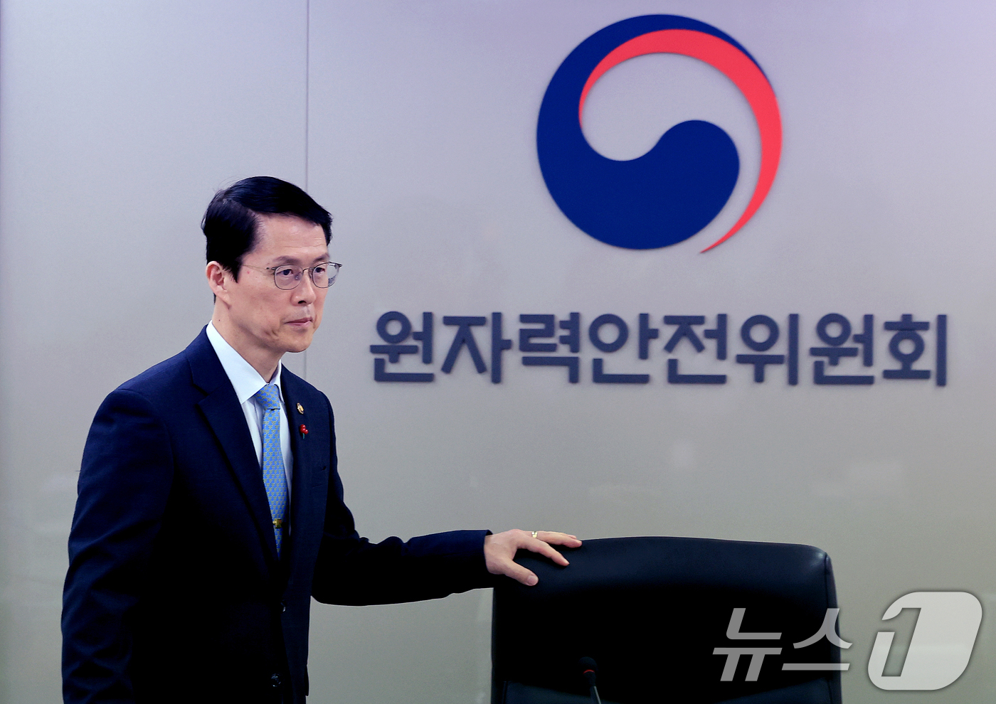 (서울=뉴스1) 이호윤 기자 = 최원호 원자력안전위원회 위원장이 30일 서울 중구 원자력안전위원회(원안위)에서 열린 제228회 전체회의에 참석하고 있다. 이날 원안위는 새울 3호기 …