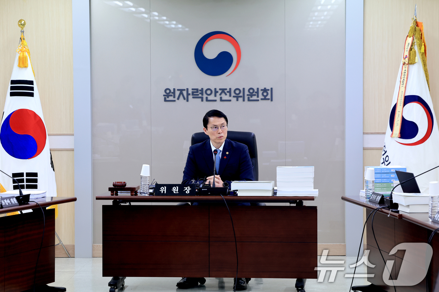 (서울=뉴스1) 이호윤 기자 = 최원호 원자력안전위원회 위원장이 30일 서울 중구 원자력안전위원회(원안위)에서 열린 제228회 전체회의에서 모두발언을 하고 있다. 이날 원안위는 새 …