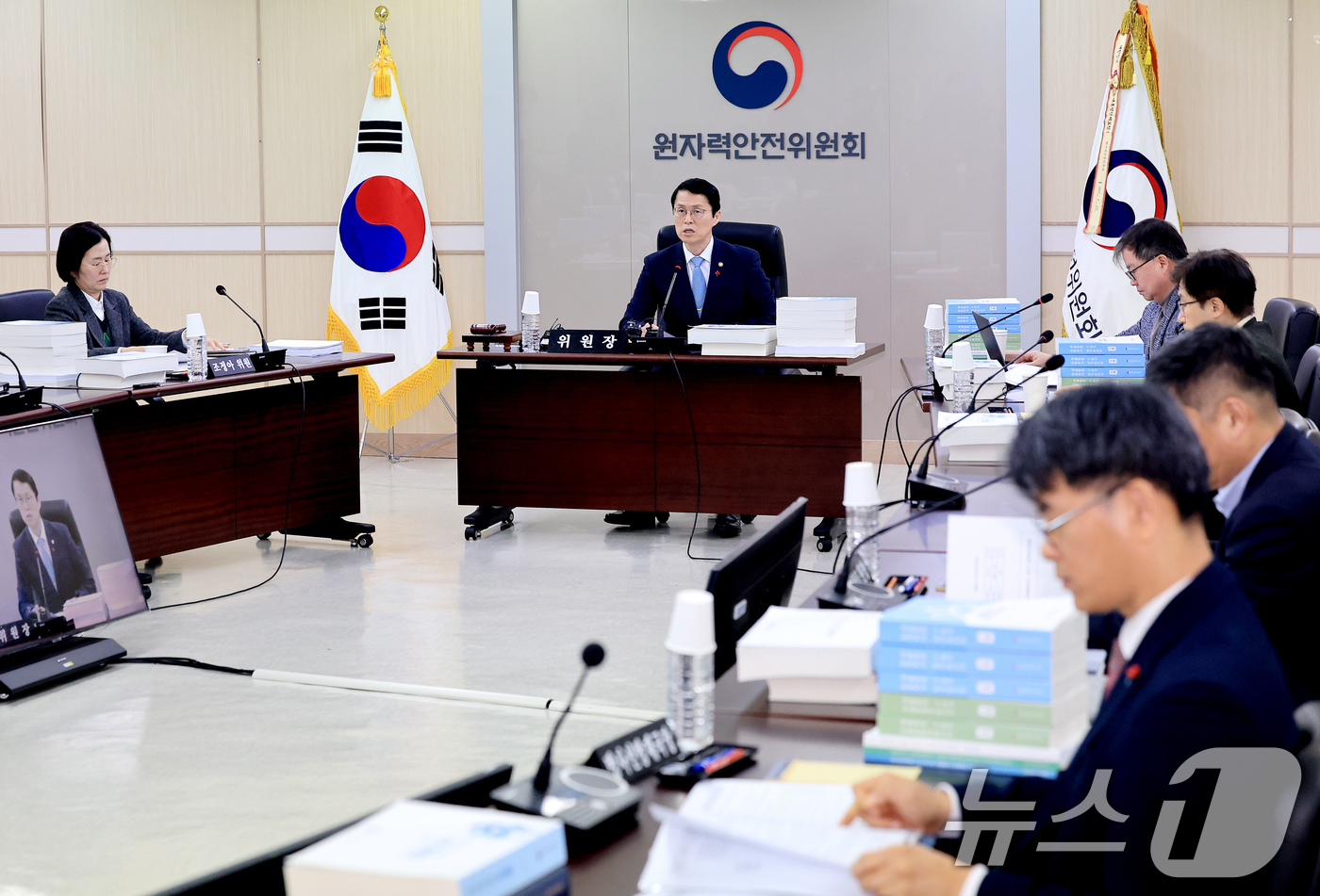 (서울=뉴스1) 이호윤 기자 = 최원호 원자력안전위원회 위원장이 30일 서울 중구 원자력안전위원회(원안위)에서 열린 제228회 전체회의에서 모두발언을 하고 있다. 이날 원안위는 새 …