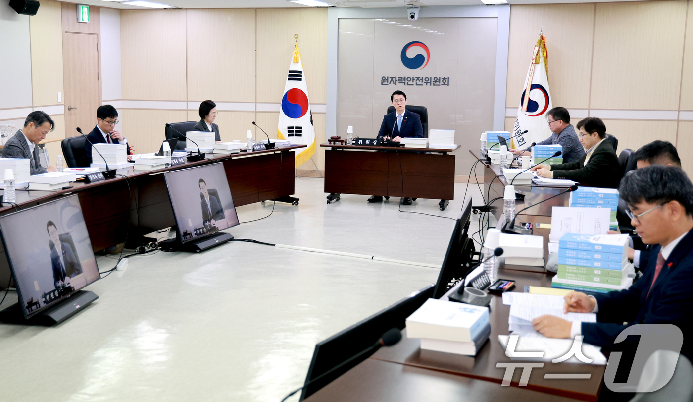 (서울=뉴스1) 이호윤 기자 = 최원호 원자력안전위원회 위원장이 30일 서울 중구 원자력안전위원회(원안위)에서 열린 제228회 전체회의에서 모두발언을 하고 있다. 이날 원안위는 새 …