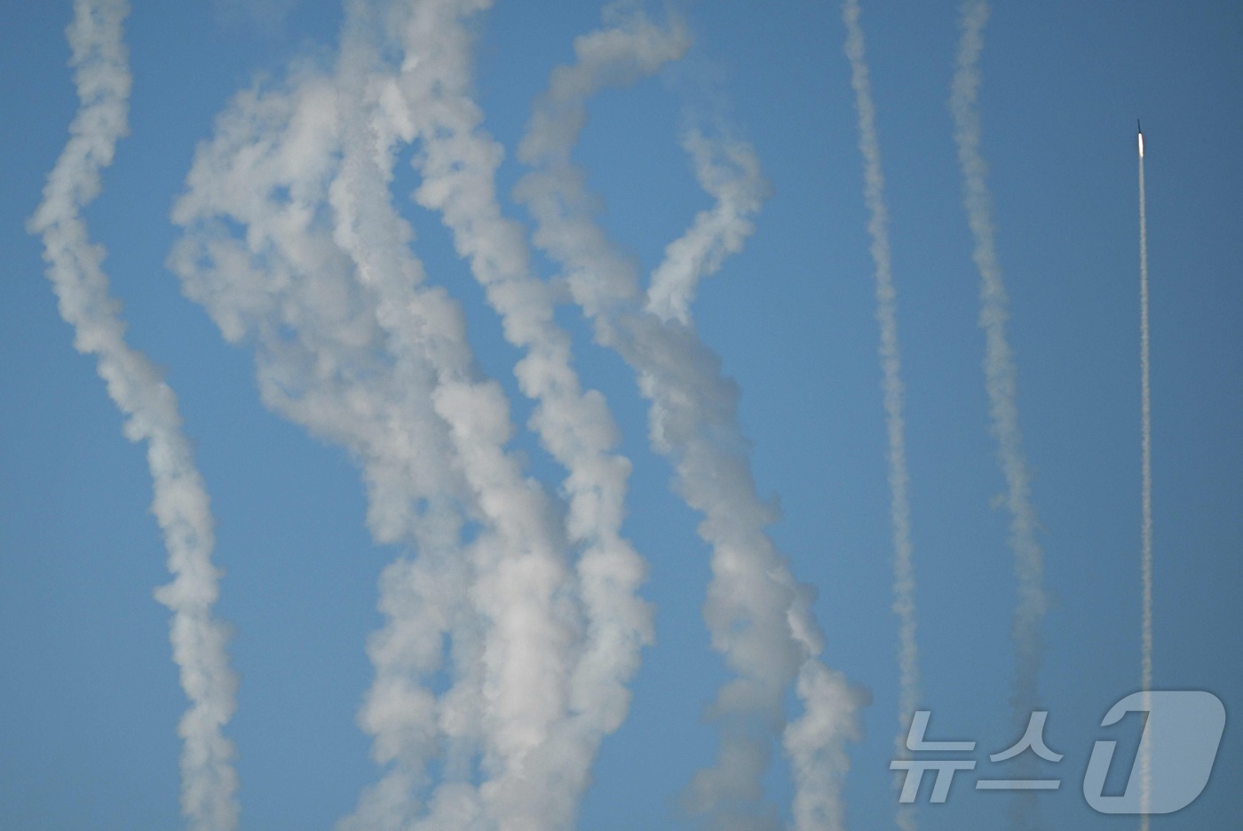 (AFP=뉴스1) 정은지 특파원 = 중국군이 30일 대만에서 가까운 중국 푸젠성 핑탄섬에서 로켓을 발사하고 있다. 2025.12.30.ⓒ AFP=뉴스1