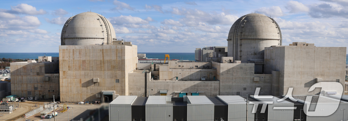 (울산=뉴스1) 조민주 기자 = 원자력안전위원회(원안위)는 30일 제228회 전체회의를 갖고 새울 3호기 신규가동을 허가했다. 사진은 새울원자력본부 새울 3·4호기 전경. (새울원 …