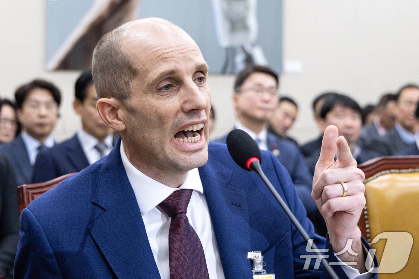 본문 이미지 - 해롤드 로저스 쿠팡 대표이사가 30일 서울 여의도 국회에서 열린 제430회국회(임시회) 쿠팡 침해사고 및 개인정보 유출, 불공정 거래, 노동환경 실태 파악과 재발방지 대책 마련을 위한 연석 청문회에 출석해 의원 질의에 답변하고 있다. 2025.12.30/뉴스1 ⓒ News1 이승배 기자