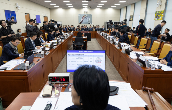 "오만방자" vs "통역 제대로"…로저스 대표 태도 두고 국회·쿠팡 충돌