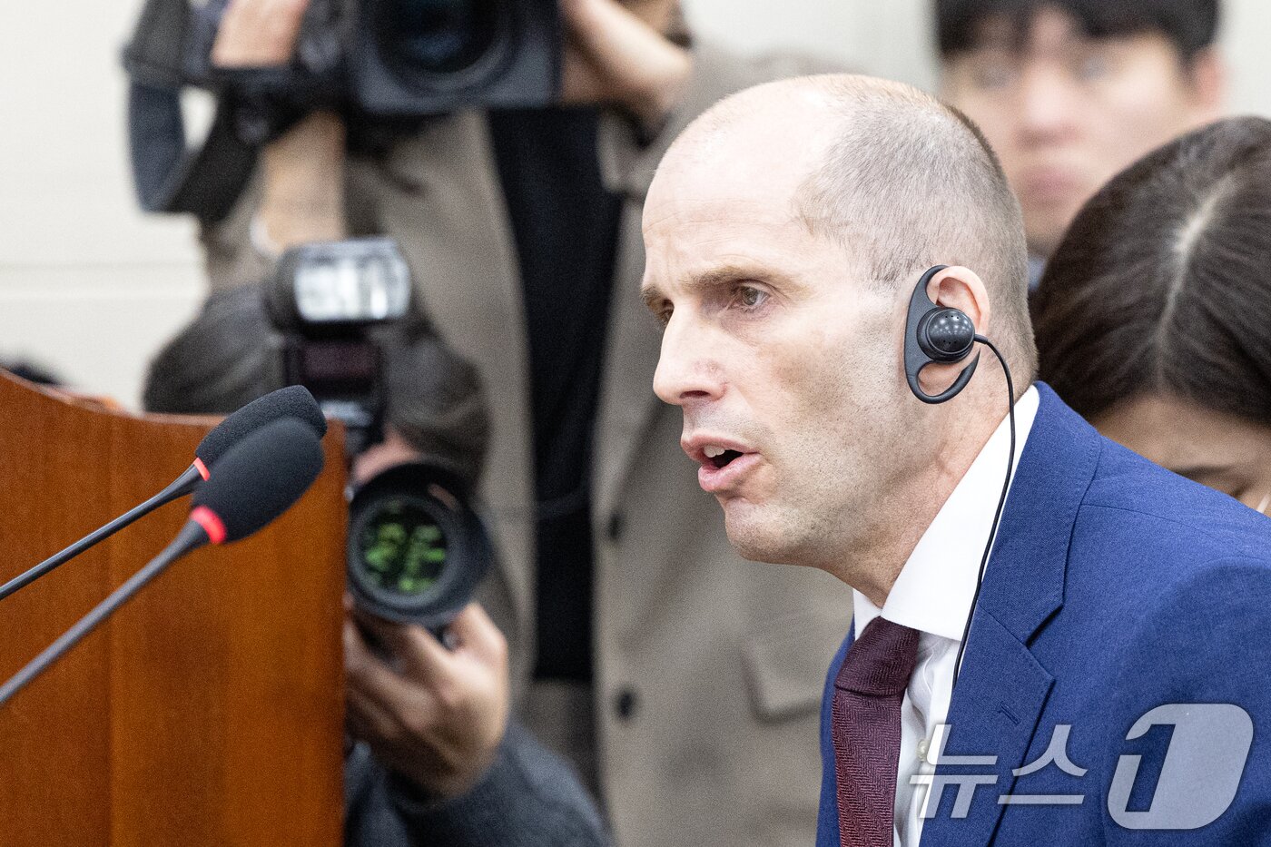 본문 이미지 - 해롤드 로저스 쿠팡 대표이사가 30일 서울 여의도 국회에서 열린 제430회국회(임시회) 쿠팡 침해사고 및 개인정보 유출, 불공정 거래, 노동환경 실태 파악과 재발방지 대책 마련을 위한 연석 청문회에 출석해 의원 질의에 답변하고 있다. 2025.12.30/뉴스1 ⓒ News1 이승배 기자