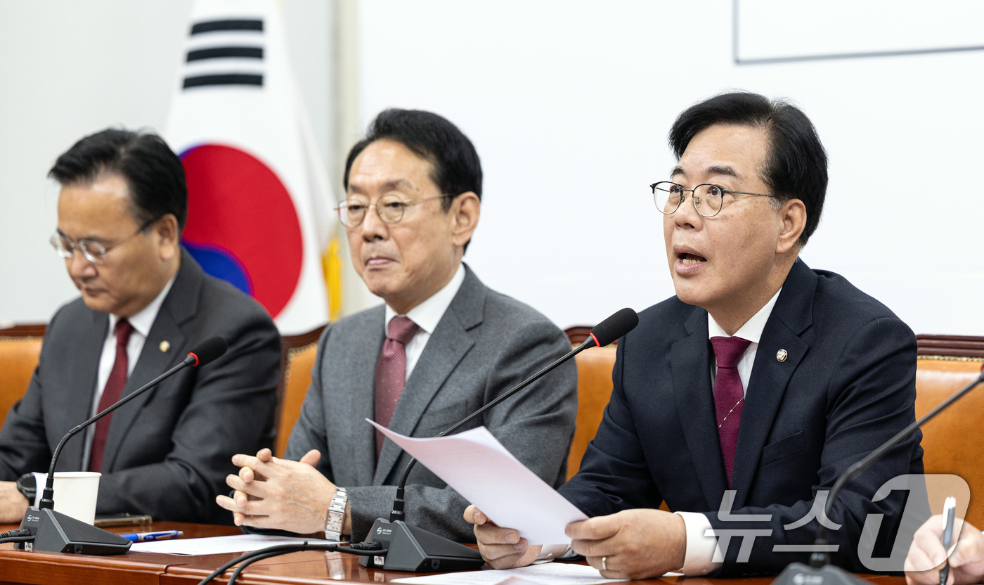 (서울=뉴스1) 이승배 기자 = 송언석 국민의힘 원내대표가 30일 서울 여의도 국회에서 열린 원내대책회의에서 모두발언하고 있다. 2025.12.30/뉴스1