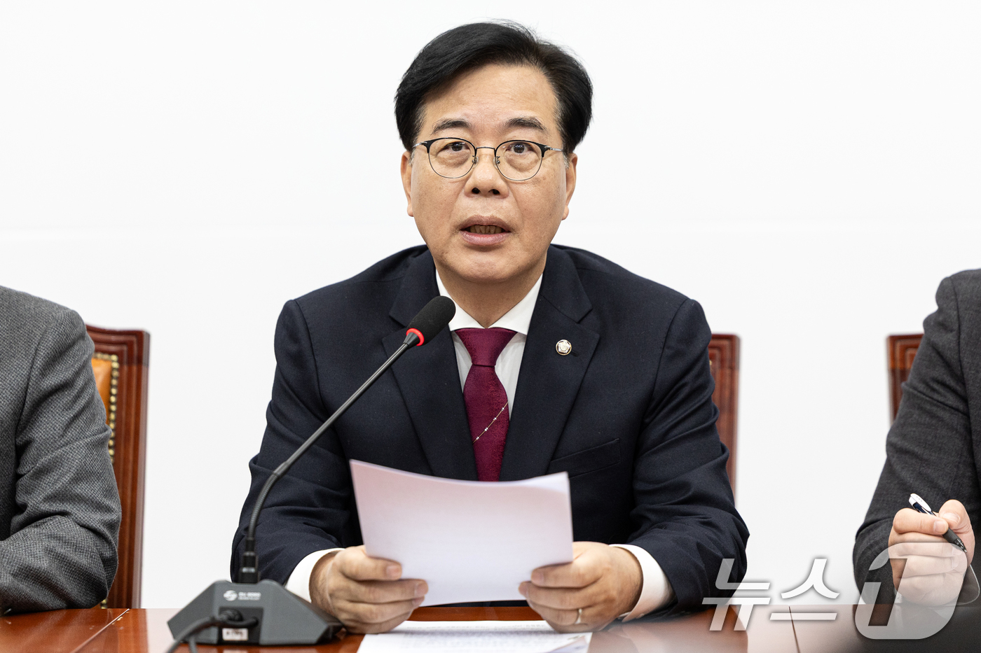 (서울=뉴스1) 이승배 기자 = 송언석 국민의힘 원내대표가 30일 서울 여의도 국회에서 열린 원내대책회의에서 모두발언하고 있다. 2025.12.30/뉴스1