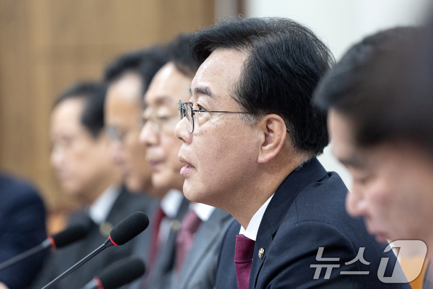 (서울=뉴스1) 이승배 기자 = 송언석 국민의힘 원내대표가 30일 서울 여의도 국회에서 열린 원내대책회의에서 모두발언하고 있다. 2025.12.30/뉴스1