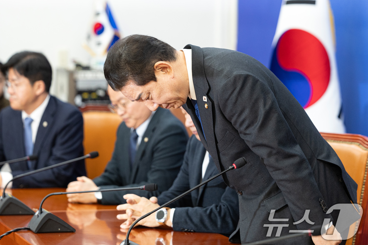 (서울=뉴스1) 이승배 기자 = 김병기 더불어민주당 원내대표가 30일 서울 여의도 국회에서 열린 원내대책회의에서 본인과 가족을 둘러싼 각종 특혜·갑질 의혹에 대해 입장을 밝히기 전 …