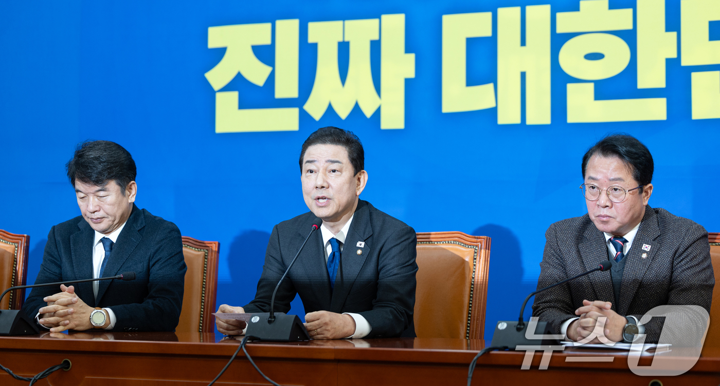 (서울=뉴스1) 이승배 기자 = 김병기 더불어민주당 원내대표가 30일 서울 여의도 국회에서 열린 원내대책회의에서 본인과 가족을 둘러싼 각종 특혜·갑질 의혹에 대해 입장을 밝히고 있 …