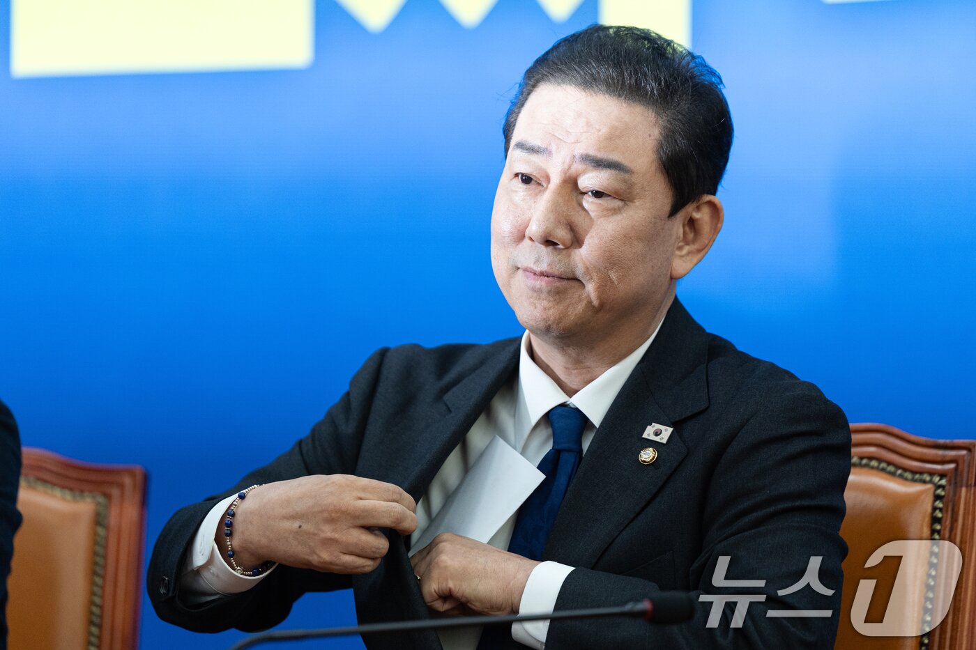 본문 이미지 - 김병기 더불어민주당 원내대표가 30일 서울 여의도 국회에서 열린 원내대책회의에서 본인과 가족을 둘러싼 각종 특혜·갑질 의혹에 대해 입장을 밝힌 뒤 입장문을 주머니에 넣고 있다. 김 원내대표는 이날 입장 발표를 통해 원내대표직에서 사퇴한다고 밝혔다. 2025.12.30/뉴스1 ⓒ News1 이승배 기자