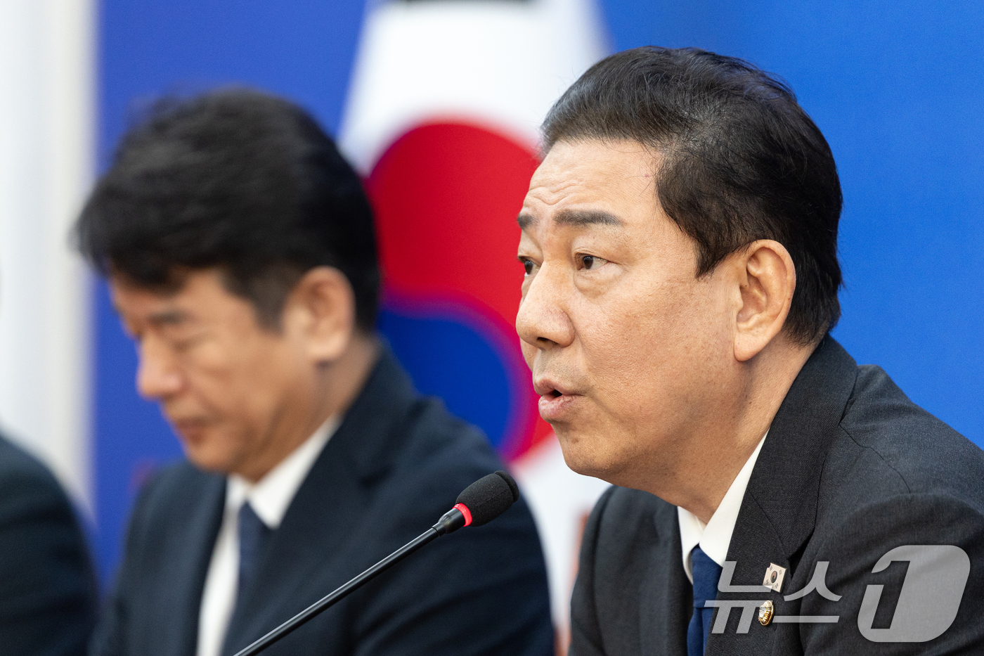 (서울=뉴스1) 이승배 기자 = 김병기 더불어민주당 원내대표가 30일 서울 여의도 국회에서 열린 원내대책회의에서 본인과 가족을 둘러싼 각종 특혜·갑질 의혹에 대해 입장을 밝히고 있 …