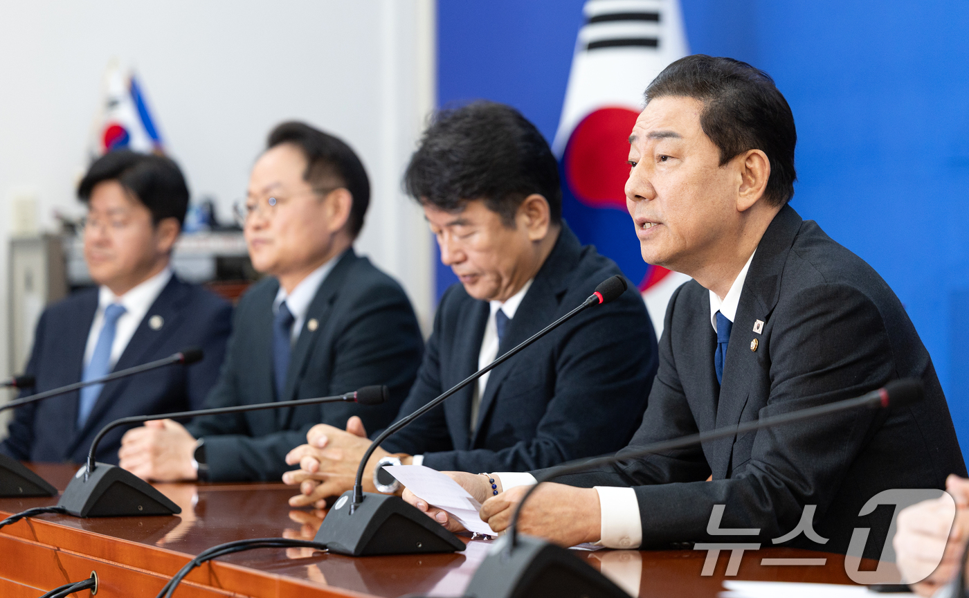 (서울=뉴스1) 이승배 기자 = 김병기 더불어민주당 원내대표가 30일 서울 여의도 국회에서 열린 원내대책회의에서 본인과 가족을 둘러싼 각종 특혜·갑질 의혹에 대해 입장을 밝히고 있 …