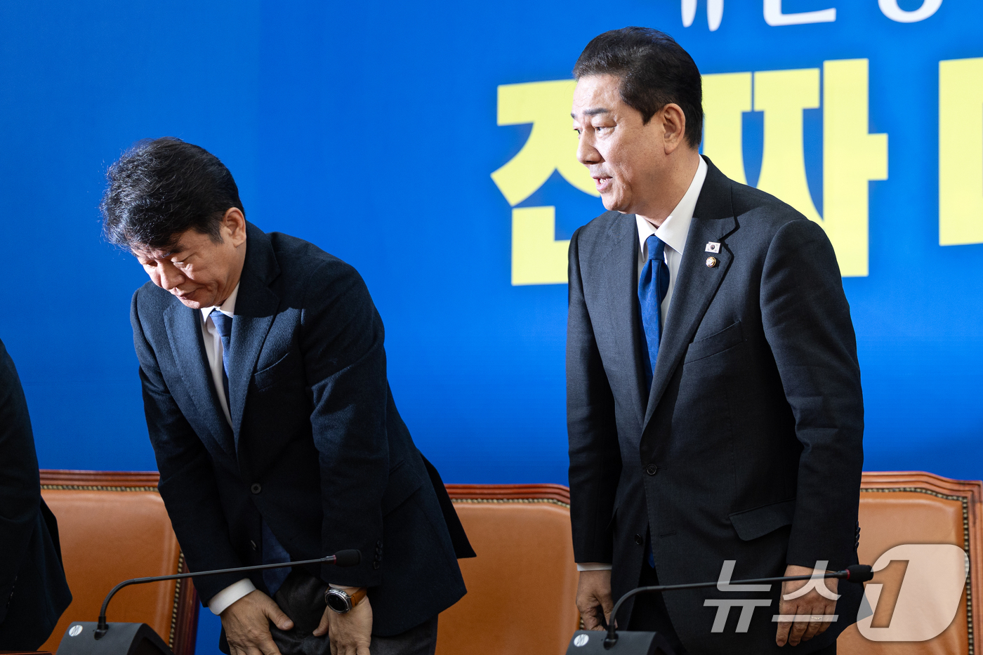 (서울=뉴스1) 이승배 기자 = 김병기 더불어민주당 원내대표가 30일 서울 여의도 국회에서 열린 원내대책회의에서 본인과 가족을 둘러싼 각종 특혜·갑질 의혹에 대해 입장을 밝힌 뒤 …