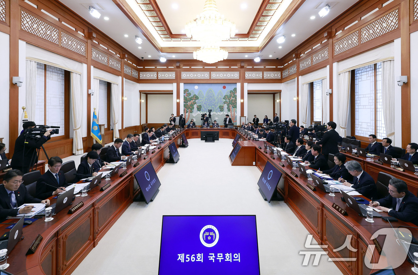 (서울=뉴스1) 허경 기자 = 이재명 대통령이 30일 청와대에서 열린 국무회의를 주재하고 있다. (청와대통신사진기자단) 2025.12.30/뉴스1