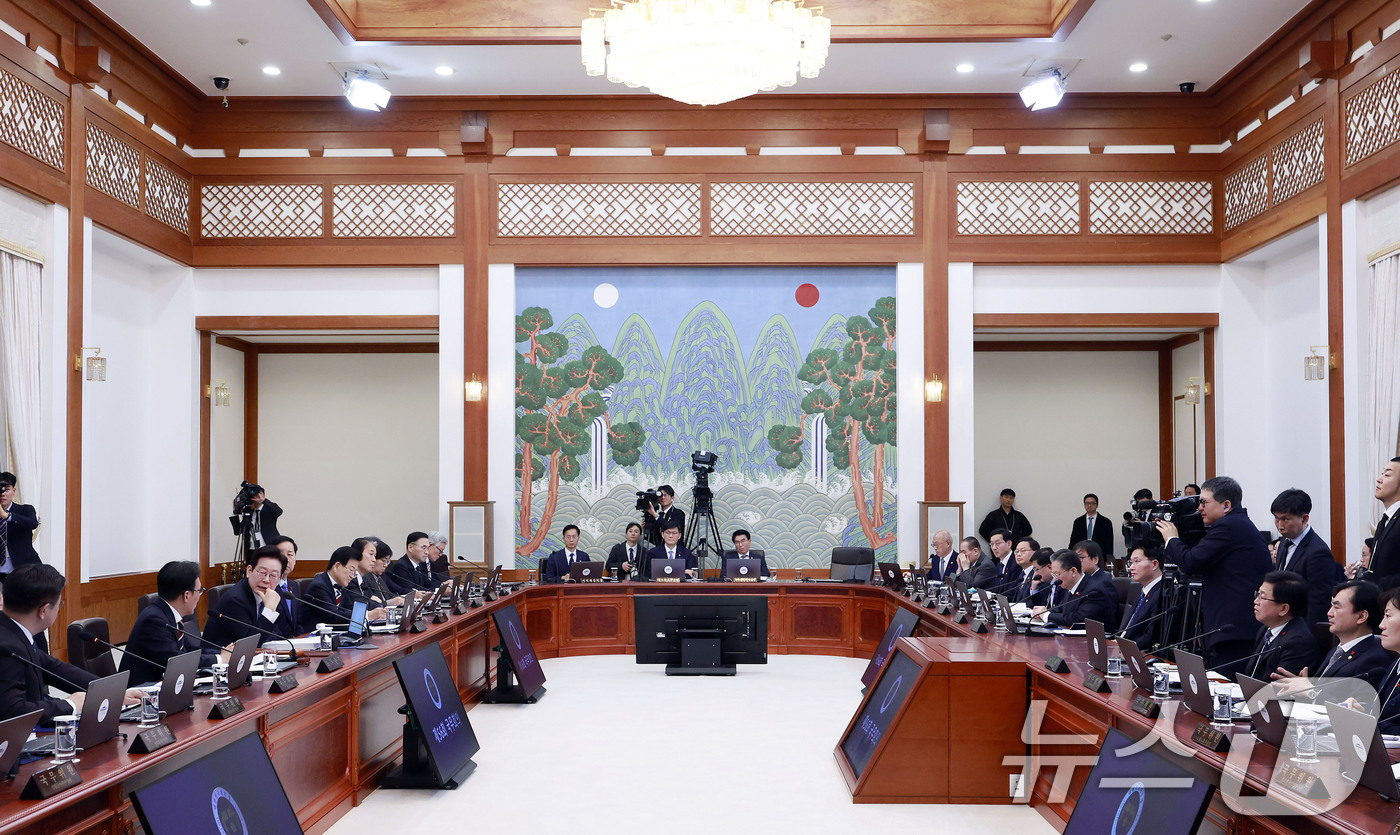 (서울=뉴스1) 허경 기자 = 이재명 대통령이 30일 청와대에서 열린 국무회의를 주재하고 있다. (청와대통신사진기자단) 2025.12.30/뉴스1