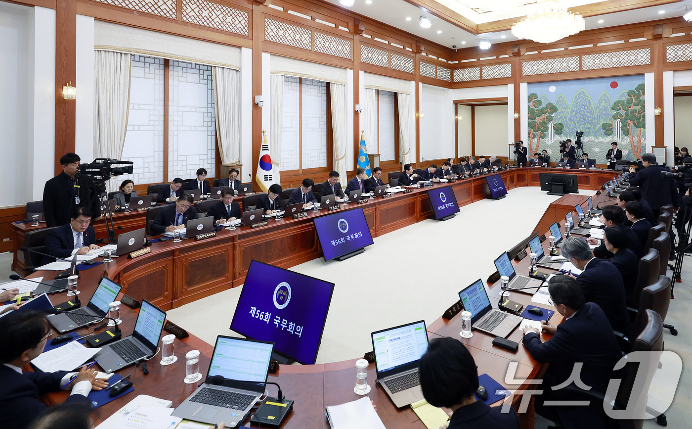 (서울=뉴스1) 허경 기자 = 이재명 대통령이 30일 청와대에서 열린 국무회의를 주재하고 있다. (청와대통신사진기자단) 2025.12.30/뉴스1