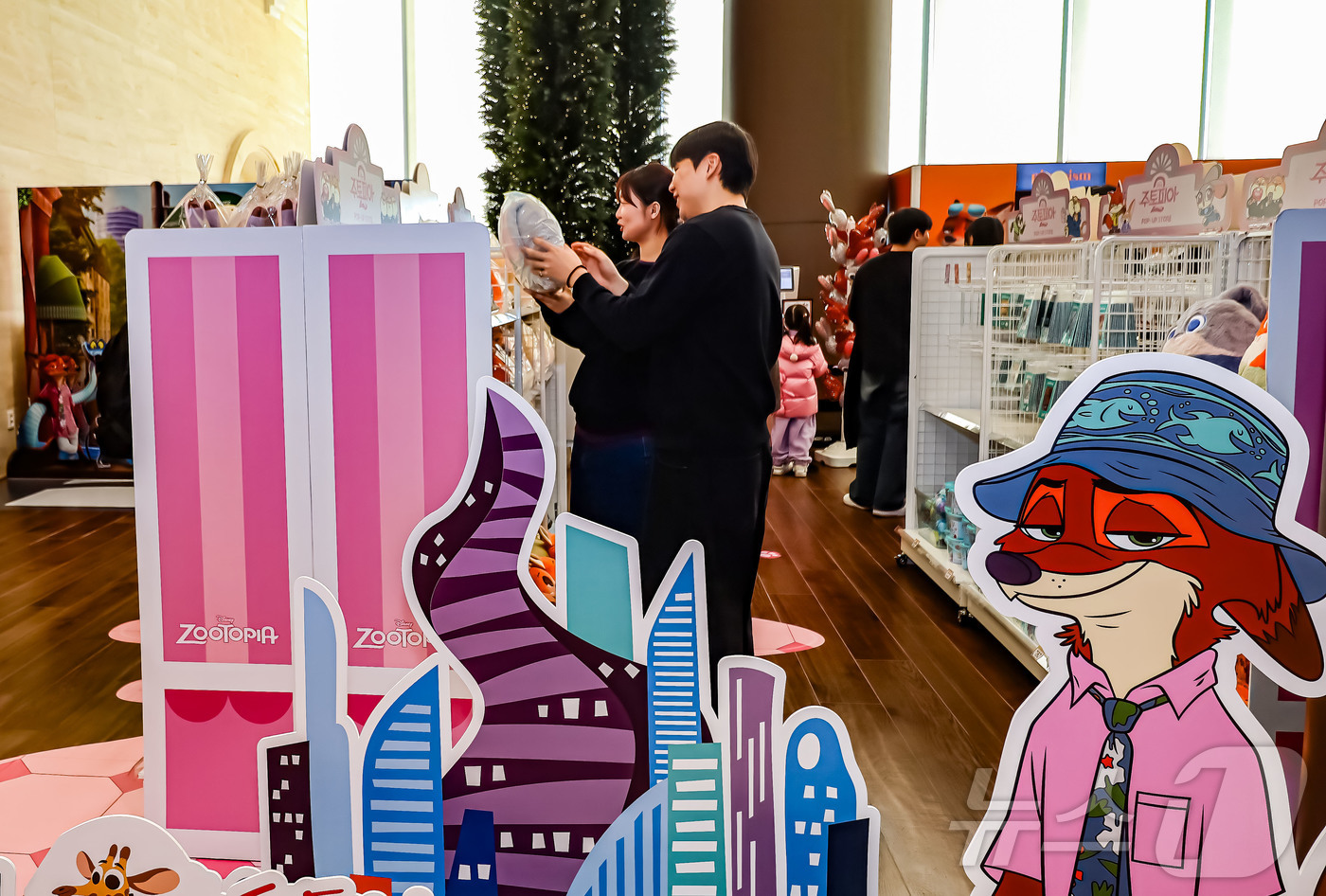 (대전=뉴스1) 이동원 기자 = 대전신세계 Art & Science는 내달 18일까지 6층 아트테라스에서 디즈니 애니메이션 '주토피아2 팝업스토어’를 진행한다.이번 팝업은 영화 속 …