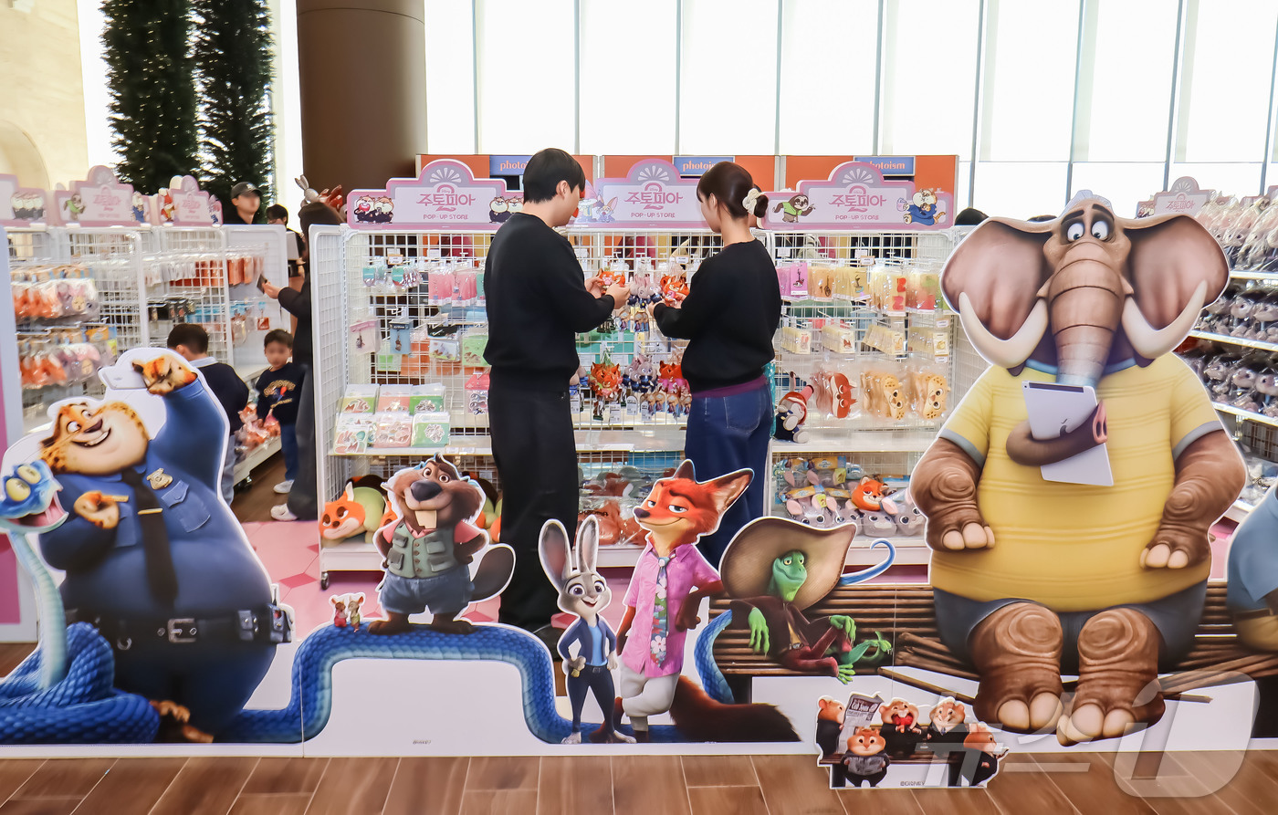 (대전=뉴스1) 이동원 기자 = 대전신세계 Art & Science는 내달 18일까지 6층 아트테라스에서 디즈니 애니메이션 '주토피아2 팝업스토어’를 진행한다.이번 팝업은 영화 속 …