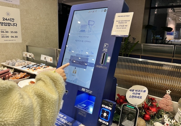 "새벽에도 열려 있는 빵집"…파리바게뜨, 24시간 매장 가보니[르포]