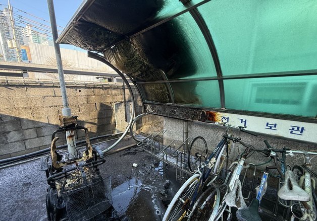 광명경찰서 외부 전동 휠체어서 화재…배터리 발화 추정