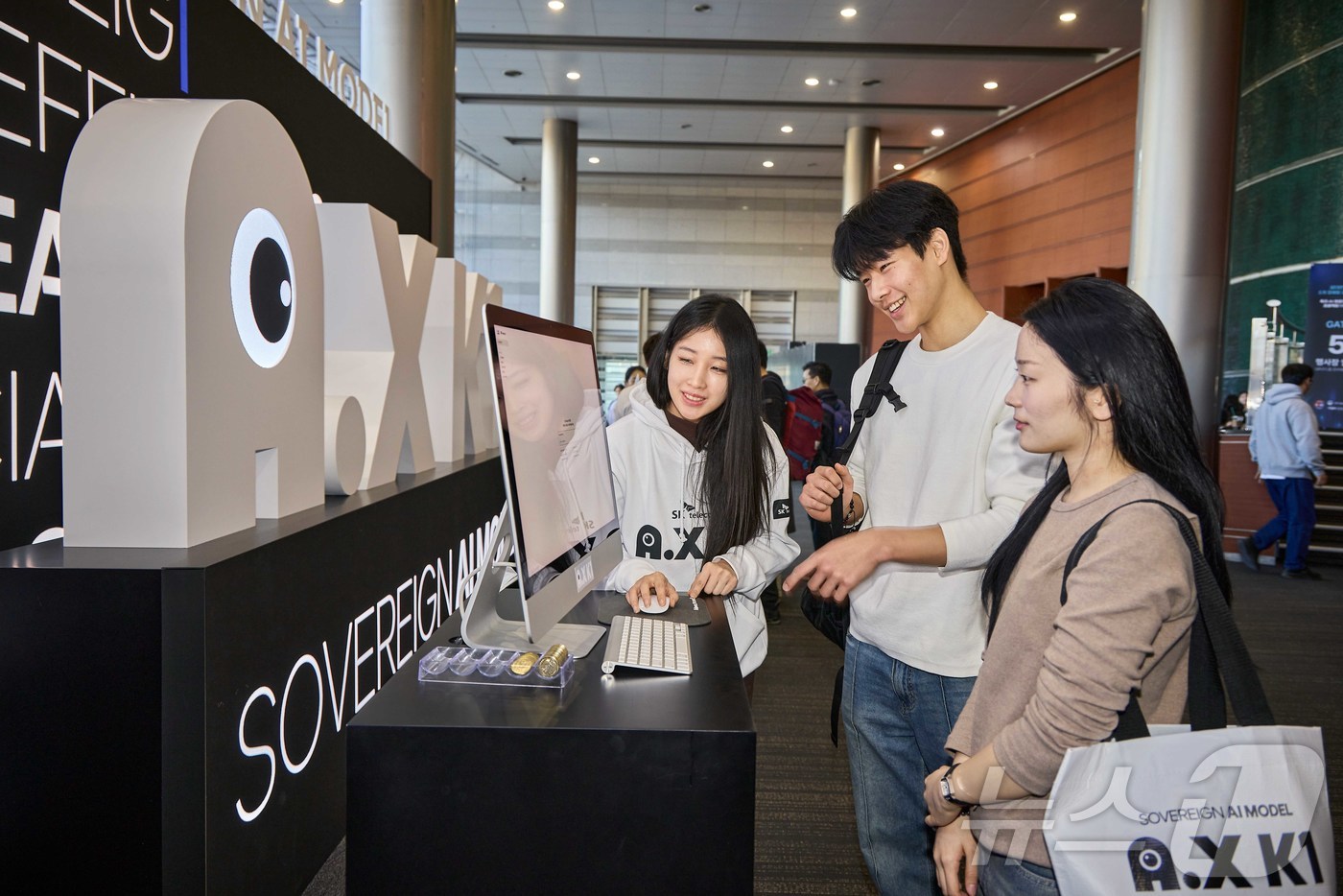 (서울=뉴스1) = SK텔레콤 정예팀이 30일 서울 코엑스에서 열리는 과학기술정보통신부 주최 ‘독자 AI 파운데이션 모델 프로젝트 1차 발표회’에서 대국민 프리젠테이션을 통해 자사 …