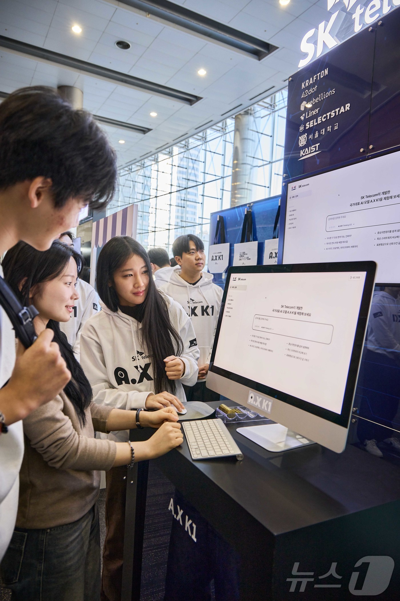 (서울=뉴스1) = SK텔레콤 정예팀이 30일 서울 코엑스에서 열리는 과학기술정보통신부 주최 ‘독자 AI 파운데이션 모델 프로젝트 1차 발표회’에서 대국민 프리젠테이션을 통해 자사 …