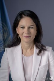 본문 이미지 - 아날레나 베어복. 유엔 총회 의장. 서유럽 출신 여성으로는 처음으로, 그리고 역대 최연소로 총회 의장에 임명됐다. 독일의 외무부 장관을 지냈다