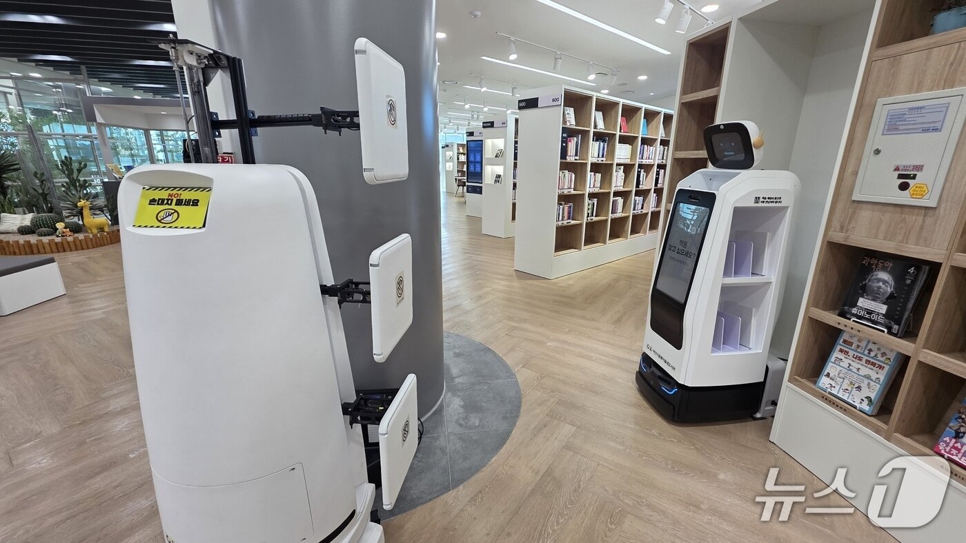 본문 이미지 - 아산 음봉어울샘도서관은 장서점검 로봇(사진 왼쪽)과 종합 로봇(오른쪽)를 이용해 이용자에게 정확한 도서 위치를 제공하고 있다. 2025.12.30. ⓒ 뉴스1 이시우 기자