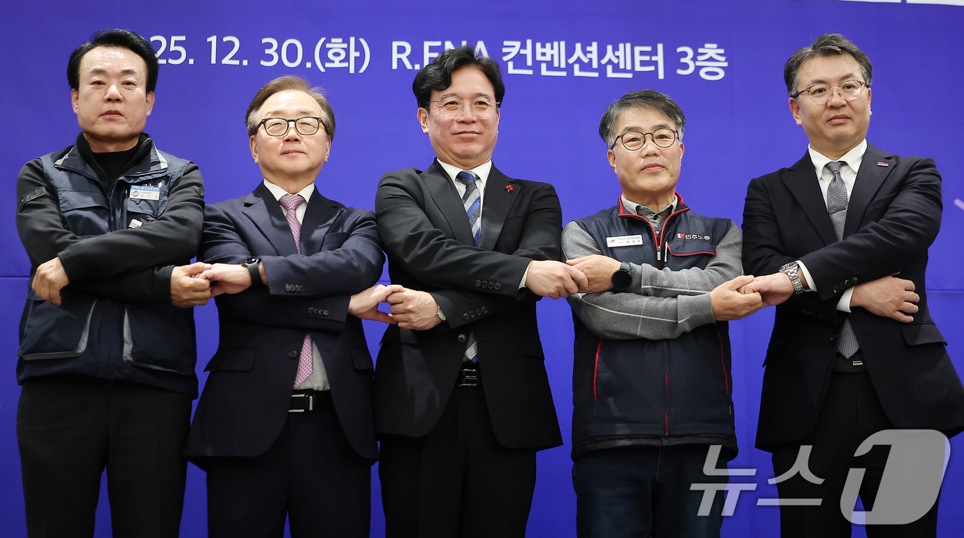 (서울=뉴스1) 김진환 기자 = 강석윤 한국노총 상임부위원장(왼쪽부터), 이동근 한국경영자총협회 상근부회장, 김영훈 고용노동부 장관, 한성규 민주노총 부위원장, 오기웅 중소기업중앙 …