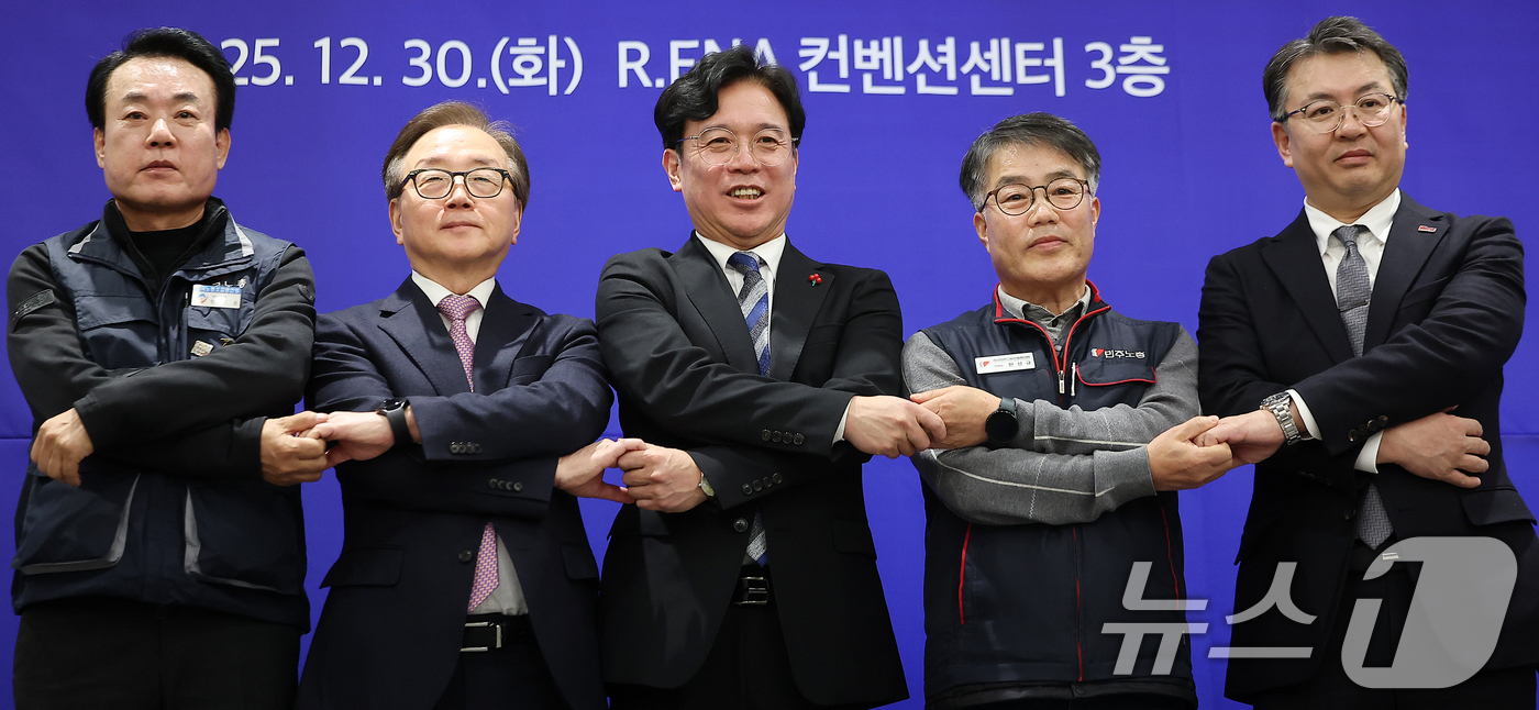 (서울=뉴스1) 김진환 기자 = 강석윤 한국노총 상임부위원장(왼쪽부터), 이동근 한국경영자총협회 상근부회장, 김영훈 고용노동부 장관, 한성규 민주노총 부위원장, 오기웅 중소기업중앙 …