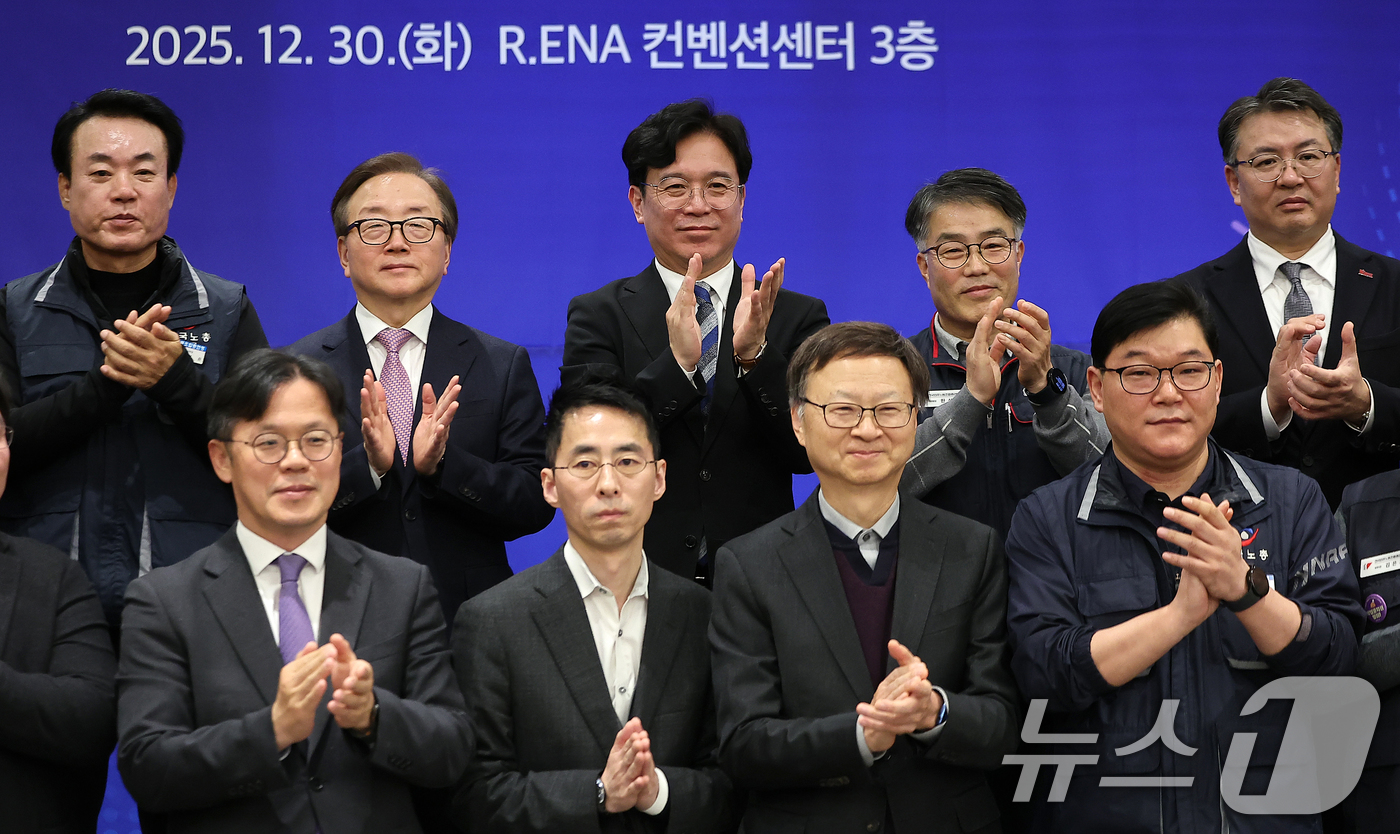 (서울=뉴스1) 김진환 기자 = 김영훈 고용노동부 장관(뒷줄 가운데), 이동근 한국경영자총협회 상근부회장, 한성규 민주노총 부위원장, 강석윤 한국노총 상임부위원장 등 참석자이 30 …