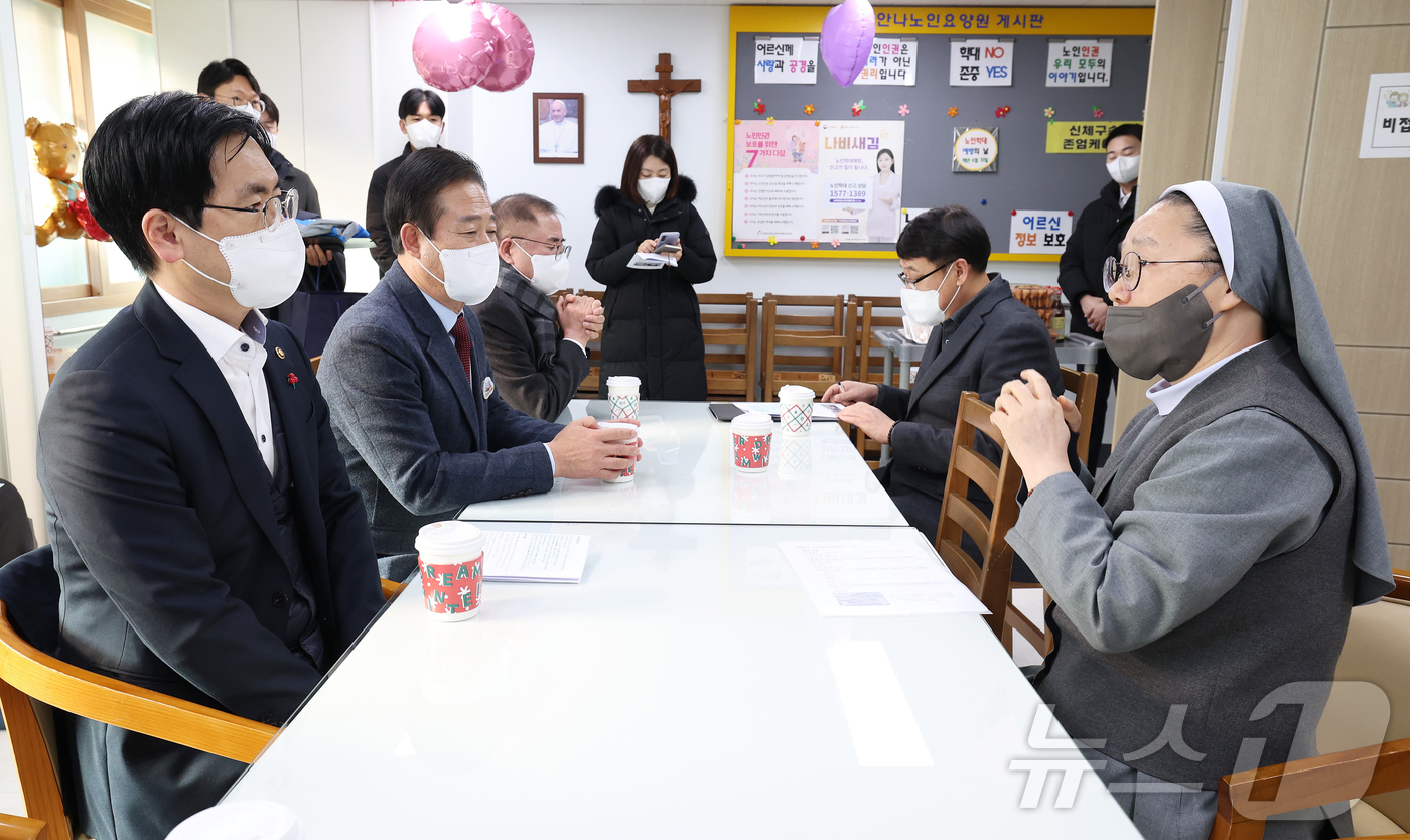 (서울=뉴스1) = 김민재 행정안전부 차관이 30일 오전 강원 홍천군 소재 안나노인요양원을 방문해 관계자로부터 시설 운영 현황을 청취하고 의견을 나누고 있다. (행정안전부 제공. …