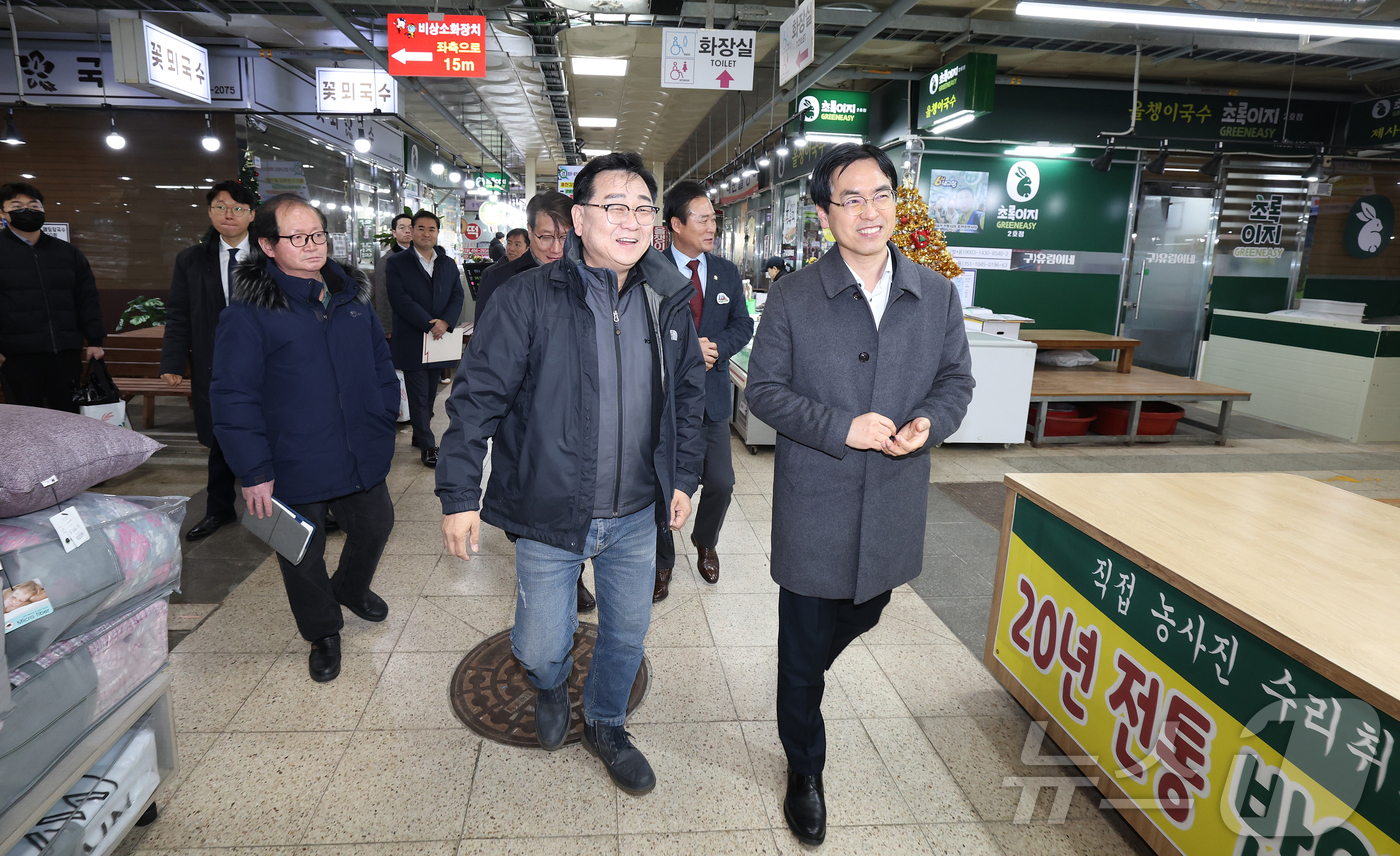 (서울=뉴스1) = 김민재 행정안전부 차관이 30일 오전 강원 홍천군 홍천전통시장을 방문해 상인회장과 시장을 둘러 보고 있다. (행정안전부 제공. 재판매 및 DB 금지) 2025. …