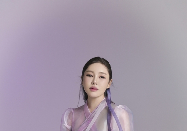 송가인, 2025년 커리어 하이…초동 신기록부터 교과서 등재까지