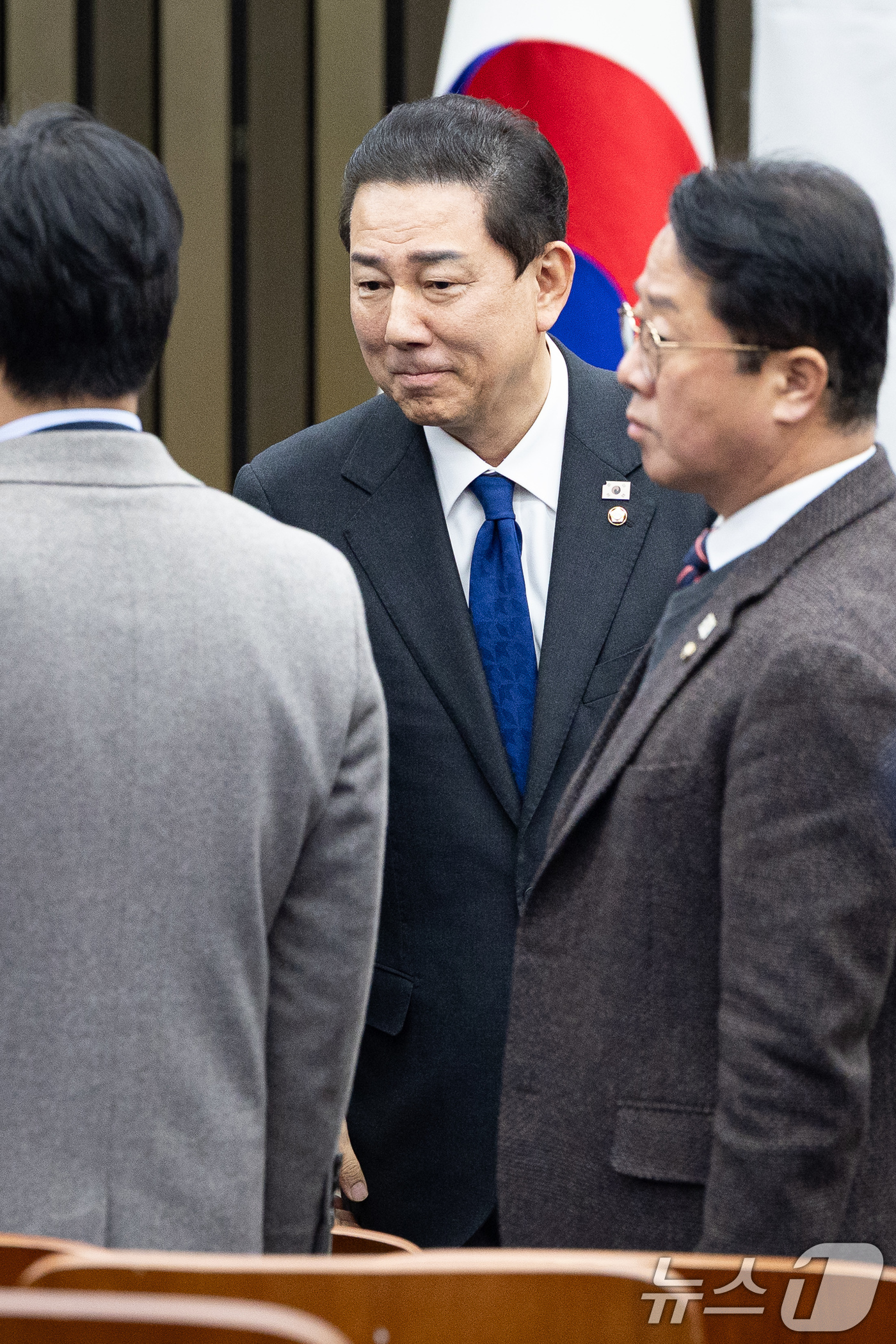 (서울=뉴스1) 유승관 기자 = 원내대표직 사퇴 의사를 밝힌 김병기 더불어민주당 원내대표가 30일 서울 여의도 국회에서 열린 비공개 의원총회에 참석해 의원들과 인사하고 있다. 20 …