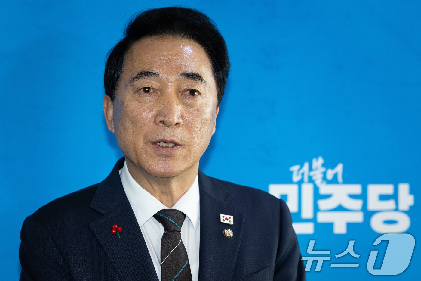 본문 이미지 - 박수현 더불어민주당 수석대변인이 지난해 12월 30일 서울 여의도 국회에서 열린 비공개 긴급 최고위원회의 결과를 브리핑하고 있다. 2025.12.30/뉴스1 ⓒ News1 유승관 기자