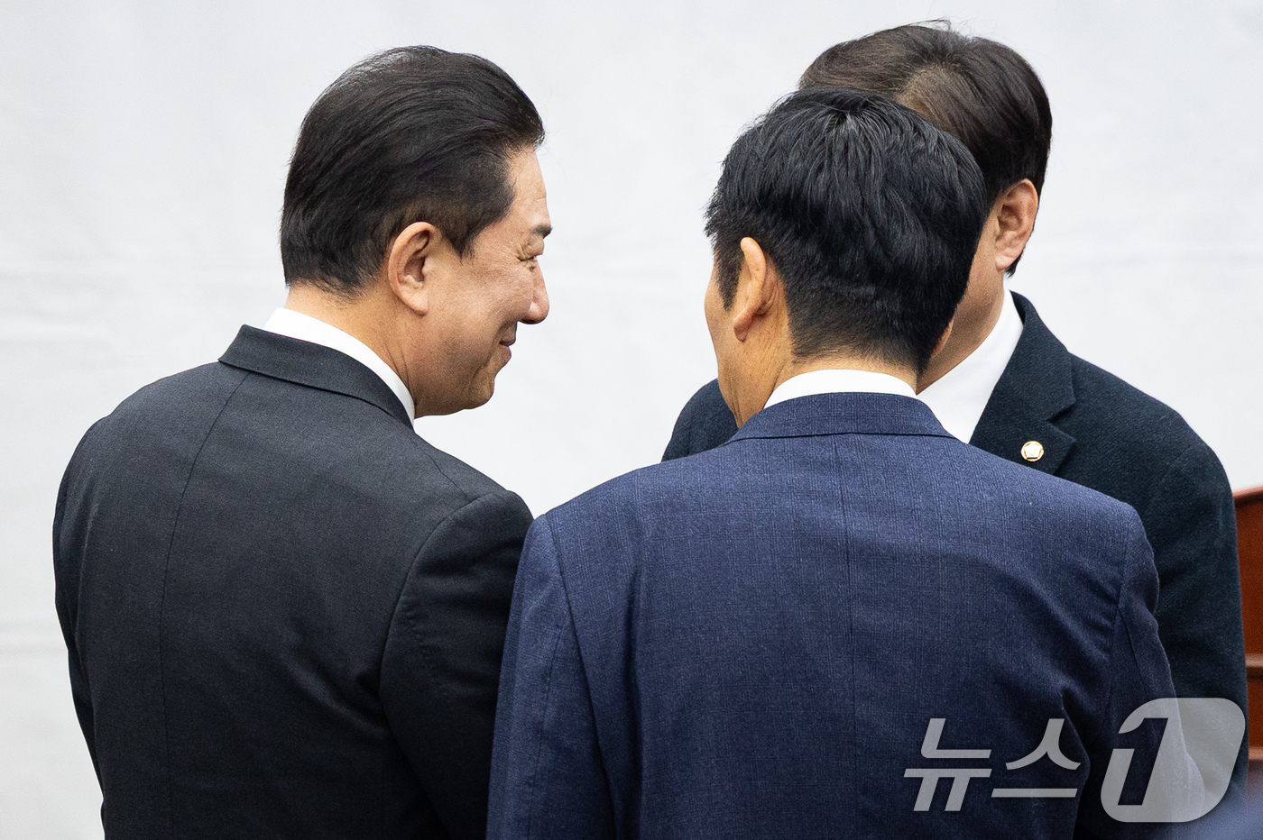 (서울=뉴스1) 유승관 기자 = 원내대표직 사퇴 의사를 밝힌 김병기 더불어민주당 원내대표가 30일 서울 여의도 국회에서 열린 비공개 의원총회에서 정청래 대표, 황명선 최고위원과 인 …