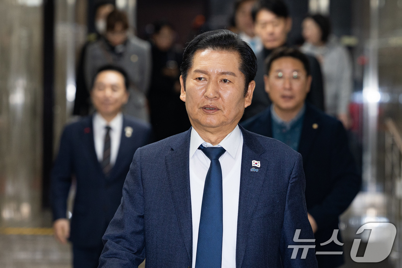 (서울=뉴스1) 유승관 기자 = 정청래 더불어민주당 대표가 30일 서울 여의도 국회에서 열린 비공개 의원총회에 참석하고 있다. 2025.12.30/뉴스1