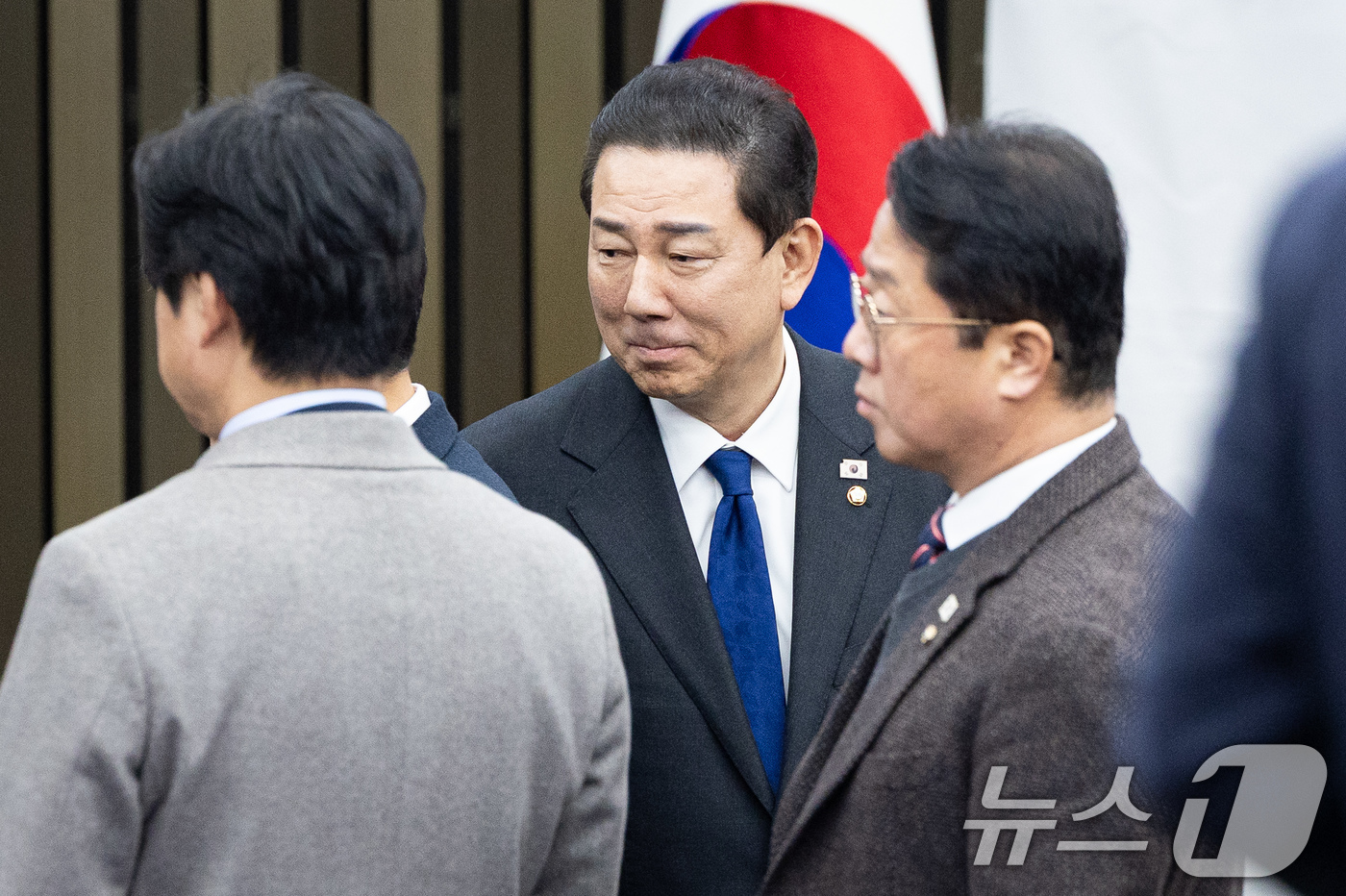 (서울=뉴스1) 유승관 기자 = 원내대표직 사퇴 의사를 밝힌 김병기 더불어민주당 원내대표가 30일 서울 여의도 국회에서 열린 비공개 의원총회에 참석해 의원들과 인사하고 있다. 20 …