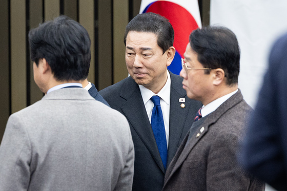 사퇴 밝힌 김병기 원내대표, 의원총회 참석