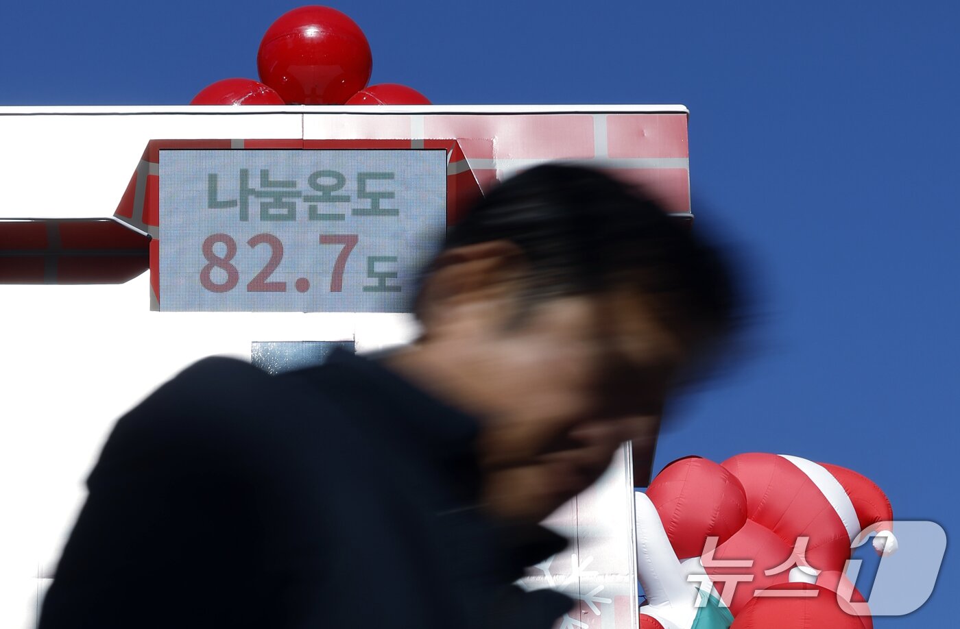 본문 이미지 - 30일 서울 종로구 광화문 광장에 설치된 사랑의 온도탑 나눔온도가 82.7도를 가리키고 있다.  2025.12.30/뉴스1 ⓒ News1 박정호 기자