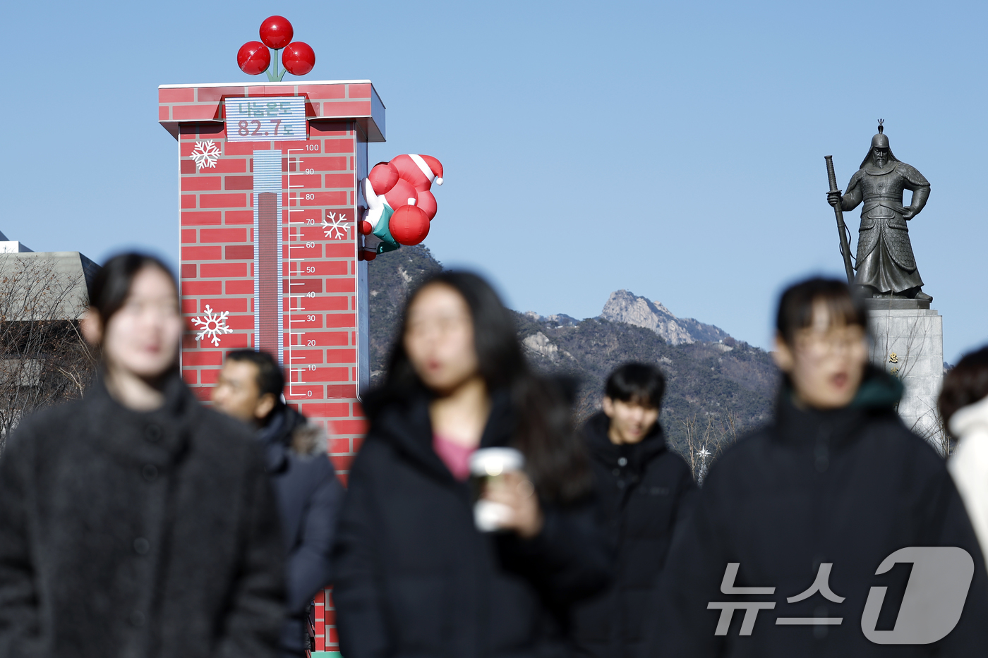 (서울=뉴스1) 박정호 기자 = 30일 서울 종로구 광화문 광장에 설치된 사랑의 온도탑 나눔온도가 82.7도를 가리키고 있다.사랑의열매 사회복지공동모금회 '희망2026나눔캠페인'의 …